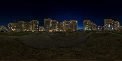 panorama noturno hdri esférico sem costura completo 360 na rua vazia do bairro residencial de edifícios de vários andares com luz nas janelas em projeção equirretangular. conceito de distanciamento social. quarentena foto