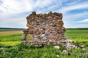 superfície de um velho muro de enormes pedras de um edifício destruído foto