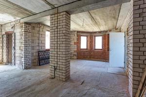 interior vazio em casa sem reparo com paredes de tijolos de silicato branco foto