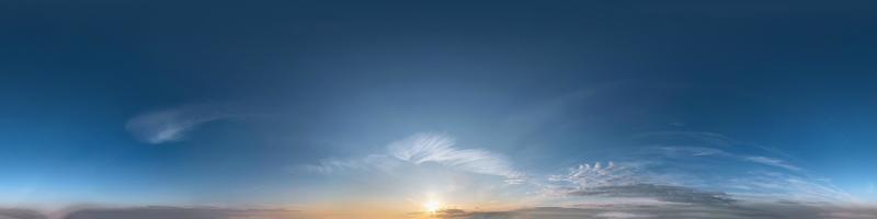 céu azul escuro antes do pôr do sol com belas nuvens impressionantes. panorama hdri sem costura visão de ângulo de 360 graus com zênite para uso em gráficos 3D ou desenvolvimento de jogos como cúpula do céu ou editar tiro de drone foto