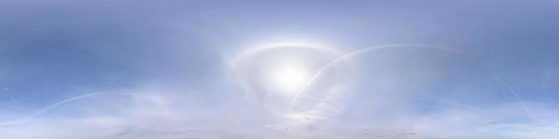 céu azul claro com sol de halo. panorama hdri sem costura visão de ângulo de 360 graus com zênite para uso em gráficos 3D ou desenvolvimento de jogos como cúpula do céu ou editar tiro de drone foto