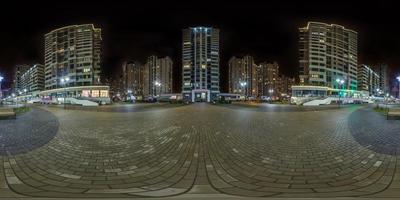 panorama noturno hdri esférico sem costura completo 360 perto de edifícios de vários andares de arranha-céus do bairro residencial com luz nas janelas em projeção equirretangular foto