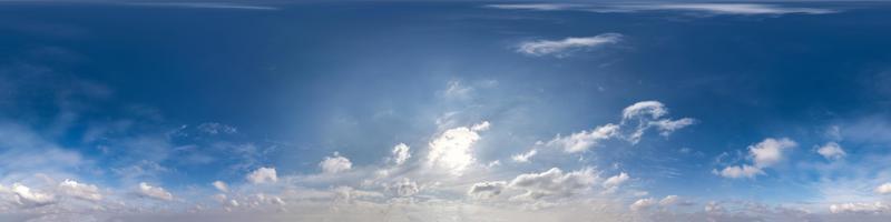 panorama hdri sem costura visão de ângulo de 360 graus céu azul com belas nuvens cumulus com zênite para uso em gráficos 3d ou desenvolvimento de jogos como cúpula do céu ou editar tiro de drone foto