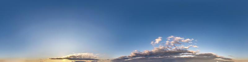 panorama hdri sem costura visão de ângulo de 360 graus céu azul claro à noite antes do pôr do sol para uso em gráficos 3d ou desenvolvimento de jogos como cúpula do céu ou editar tiro de drone foto