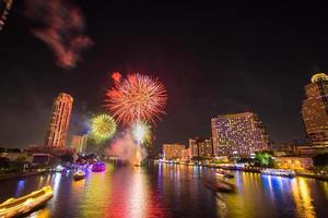 fogo de artifício no rio chao phraya na festa de comemoração de contagem regressiva 2016 bangkok tailândia foto