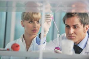 pessoas de ciência no laboratório brilhante foto