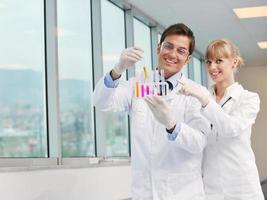 pessoas de ciência no laboratório brilhante foto