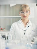 pesquisador feminino segurando um tubo de ensaio em laboratório foto