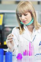 pesquisador feminino segurando um tubo de ensaio em laboratório foto