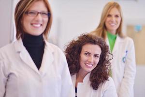 cientistas que trabalham no laboratório foto