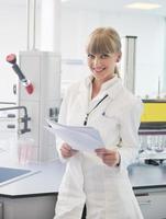 pesquisador feminino segurando um tubo de ensaio em laboratório foto