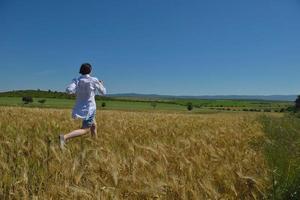 jovem no campo de trigo no verão foto