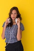 mulher com fones de ouvido isolados em um amarelo foto