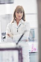 pesquisador feminino segurando um tubo de ensaio em laboratório foto