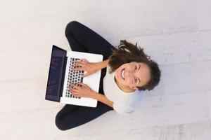 mulheres usando laptop na vista de cima do chão foto