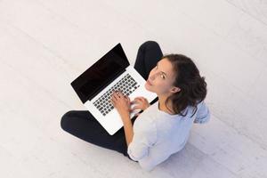 mulheres usando laptop na vista de cima do chão foto