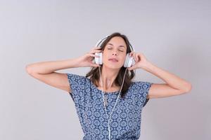 mulher com fones de ouvido isolados em um branco foto