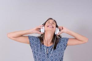 mulher com fones de ouvido isolados em um branco foto