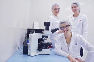 cientistas que trabalham no laboratório foto