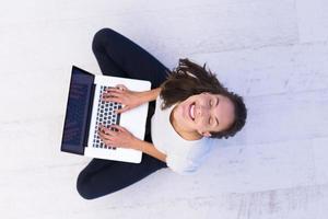 mulheres usando laptop na vista de cima do chão foto