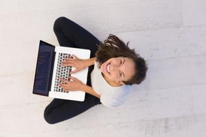 mulheres usando laptop na vista de cima do chão foto