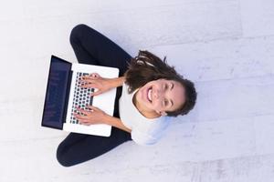 mulheres usando laptop na vista de cima do chão foto