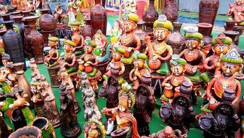 modelos de marionetes artesanais de músicos e dançarinos com trajes tradicionais.exibidos em uma loja de rua para venda. artesanato e arte indiana foto