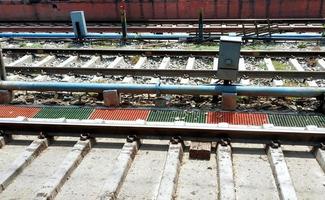 trilhos e plataformas na estação ferroviária de ludhiana foto