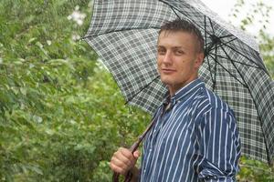 homem com guarda-chuva na chuva foto