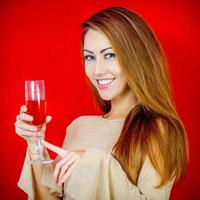 mulher bonita com um copo de vinho. foto