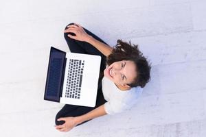 mulheres usando laptop na vista de cima do chão foto