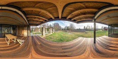 ângulo 360 de panorama hdri sem costura completo no interior da varanda do salão vazio com janelas panorâmicas em casa de herdade de férias de madeira em projeção esférica equirretangular. conteúdo de vr foto