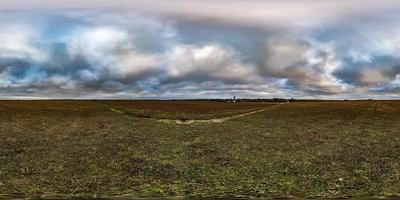 panorama hdri esférico completo sem costura visão de ângulo de 360 graus entre campos na noite nublada de outono em projeção equirretangular com zênite e nadir, pronto para realidade virtual vr foto