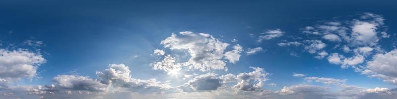 panorama hdri sem costura visão de ângulo de 360 graus céu azul com belas nuvens cumulus fofas com zênite para uso em gráficos 3d ou desenvolvimento de jogos como cúpula do céu ou editar tiro de drone foto