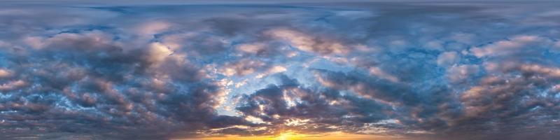 céu azul escuro antes do pôr do sol com belas nuvens. panorama hdri sem costura visão de ângulo de 360 graus com zênite para uso em gráficos 3D ou desenvolvimento de jogos como cúpula do céu ou editar tiro de drone foto