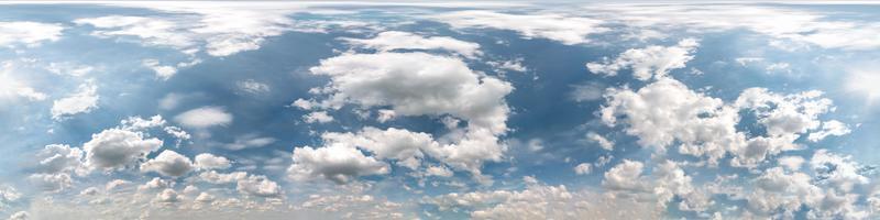 céu azul com belas nuvens cumulus. panorama hdri sem costura visão de ângulo de 360 graus com zênite para uso em gráficos 3D ou desenvolvimento de jogos como cúpula do céu ou editar tiro de drone foto