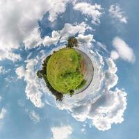 pequena transformação do planeta do panorama esférico 360 graus. vista aérea abstrata esférica em campo em boa noite com lindas nuvens incríveis. curvatura do espaço. foto