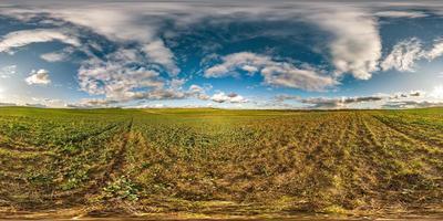 panorama hdri esférico completo sem costura vista de ângulo de 360 graus entre campos em dia ensolarado de outono com nuvens impressionantes em projeção equirretangular com zênite e nadir, pronto para realidade virtual vr ar foto