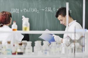 casal de estudantes no laboratório foto