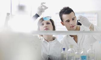 casal de estudantes no laboratório foto