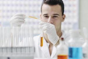 jovem cientista no laboratório foto