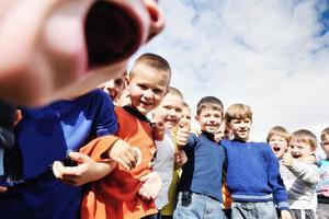 crianças pré-escolares ao ar livre se divertem foto