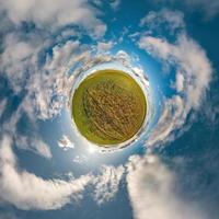 pequena transformação do planeta do panorama esférico 360 graus. vista aérea abstrata esférica em campo com lindas nuvens impressionantes. curvatura do espaço. foto