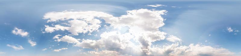 céu azul nublado sem costura hdri panorama vista de ângulo de 360 graus com zênite e belas nuvens para uso em gráficos 3d como cúpula do céu foto