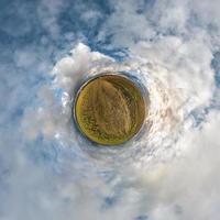 pequena transformação do planeta do panorama esférico 360 graus. vista aérea abstrata esférica em campo com lindas nuvens impressionantes. curvatura do espaço. foto