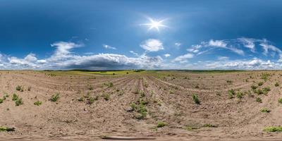 panorama hdri esférico completo sem costura visão de ângulo de 360 graus entre campos na primavera com nuvens impressionantes em projeção equirretangular, pronto para conteúdo de realidade virtual vr ar foto