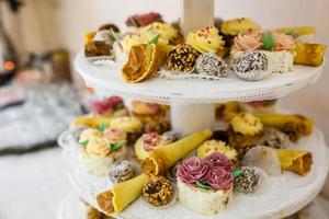 vista da mesa de barra de chocolate servido para jantar de casamento decorado com diferentes guloseimas foto