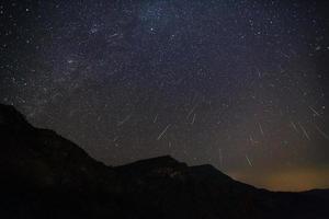 meteoro geminid no céu noturno foto