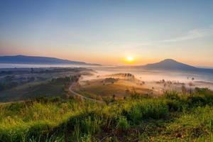 belo nascer do sol da manhã nublada no ponto de vista de khao takhian ngo em khao-kho phetchabun, tailândia foto