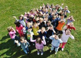 crianças pré-escolares ao ar livre se divertem foto